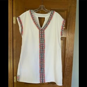 Short sleeve linen dress with embroidery.